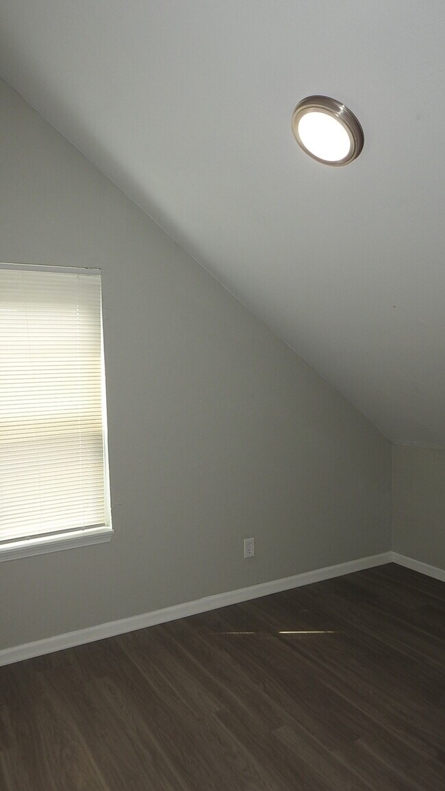 Building Photo - Incredibly spacious 4 bedrooms and 2 baths top-floor duplex located on Elmwood Ave in Kansas City...