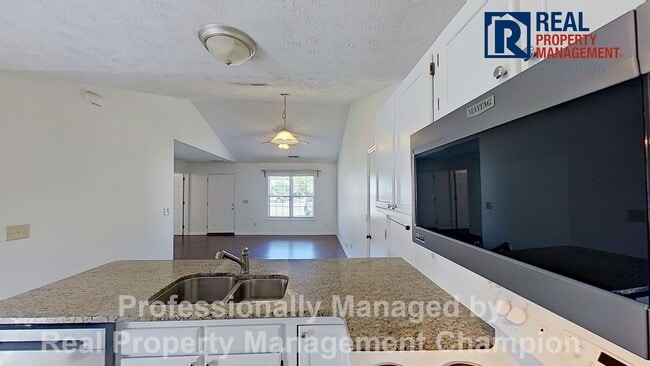 Building Photo - Freshly Updated 3 BD/2 BA Home with Garage, Fenced Yard Near Smith Creek Park