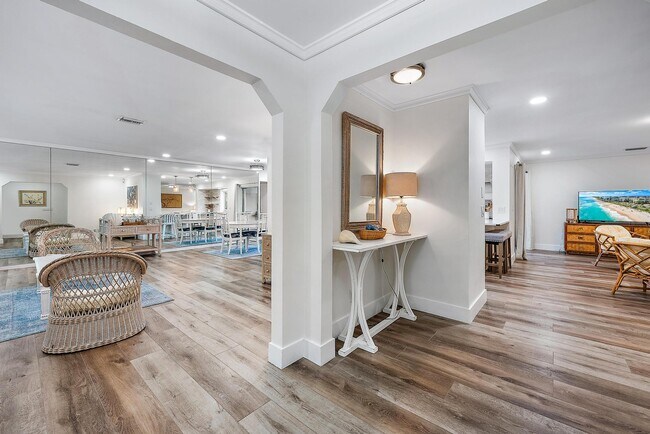 Building Photo - 305 Country Club Dr