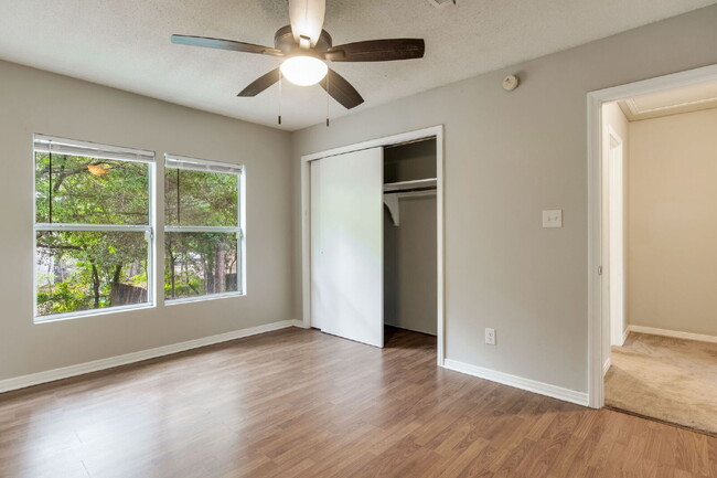 Building Photo - Desirable townhouse centerally located.