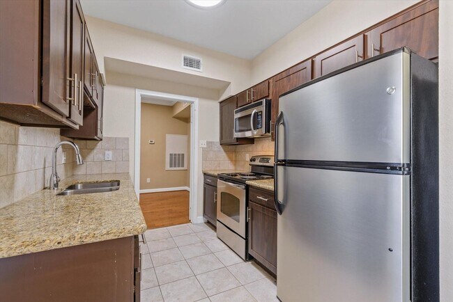 Building Photo - 2255 Braeswood Park Dr
