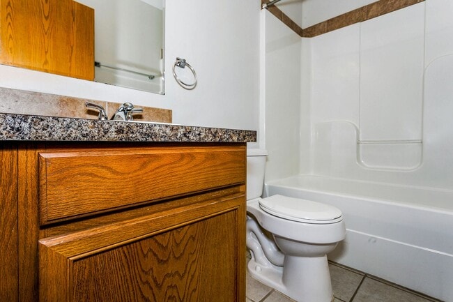 Building Photo - Spacious 3 bedroom 2.5 bath townhouse in Derby available NOW!