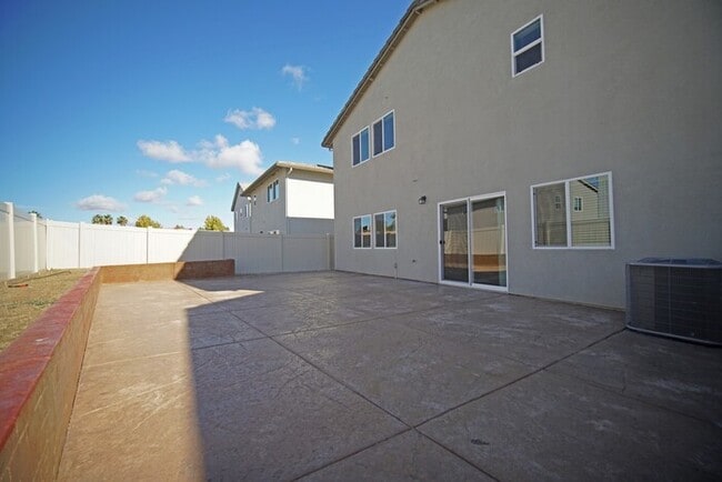 Building Photo - Beautiful 4 Bedroom PLUS office / den in Natomas!