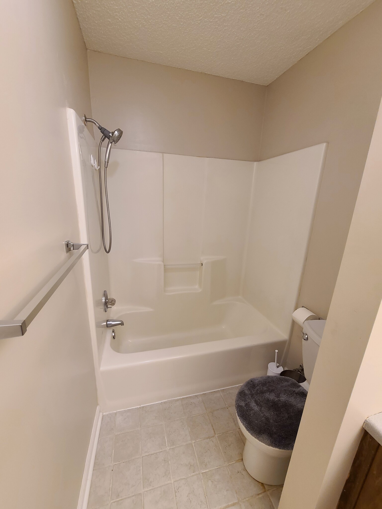 Master bathroom - 104 Bridgestone Dr NE