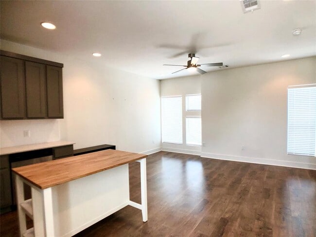 Building Photo - 3007 E 12th St