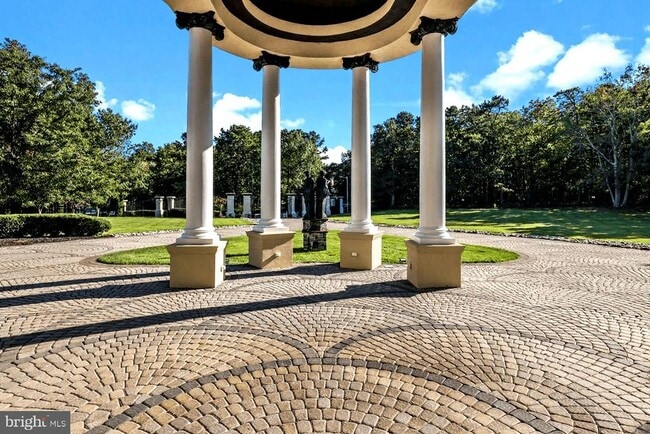 Building Photo - 636 S New York Rd