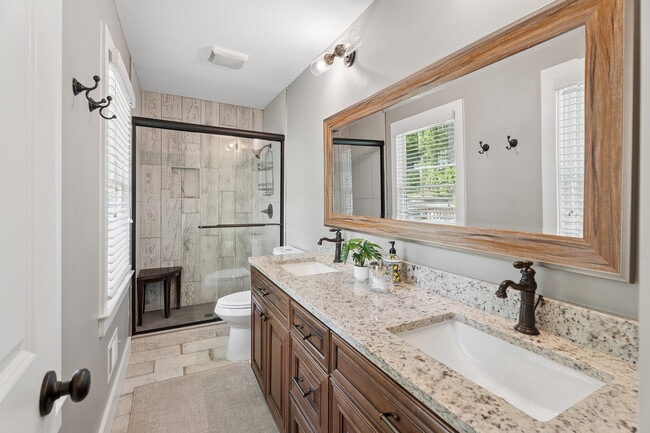 Building Photo - 4097 Longview Dr