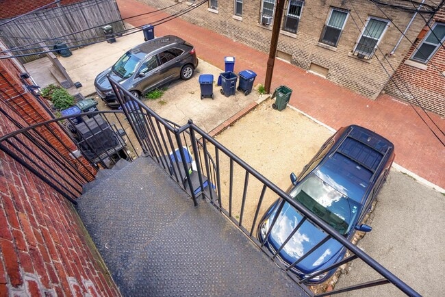 Building Photo - Professionally Managed// 3 Bedroom 2 Bathroom Condo // Kalorama/Dupont Circle// 1 Parking Spot In...