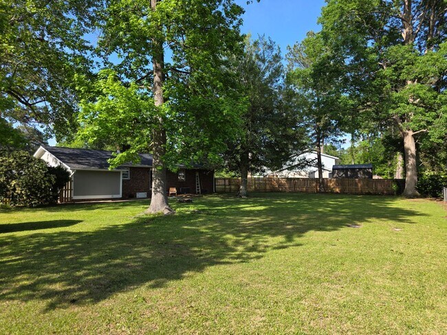 Building Photo - Sherwood Forest Gem | Spacious 3BR Home with Fenced Yard & Flex Room