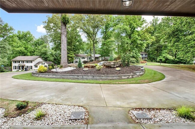 Building Photo - 3270 Brookview Dr