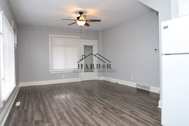 Building Photo - 11th Avenue NE Duplex