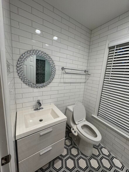 Second Floor Full Bath - 5605 Eagle Lake Dr