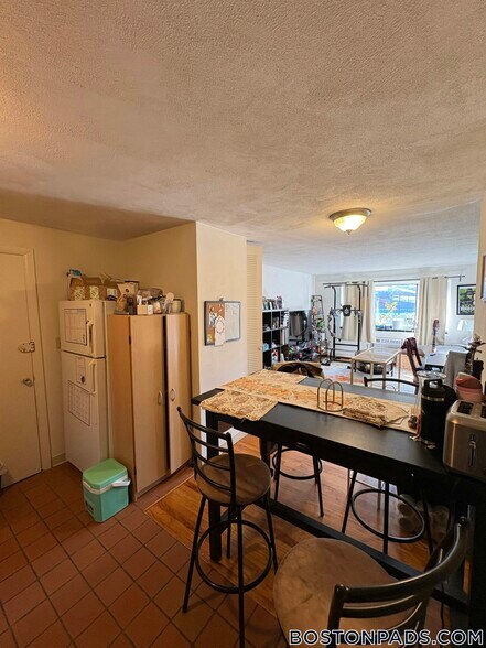 Building Photo - 245 Kelton St