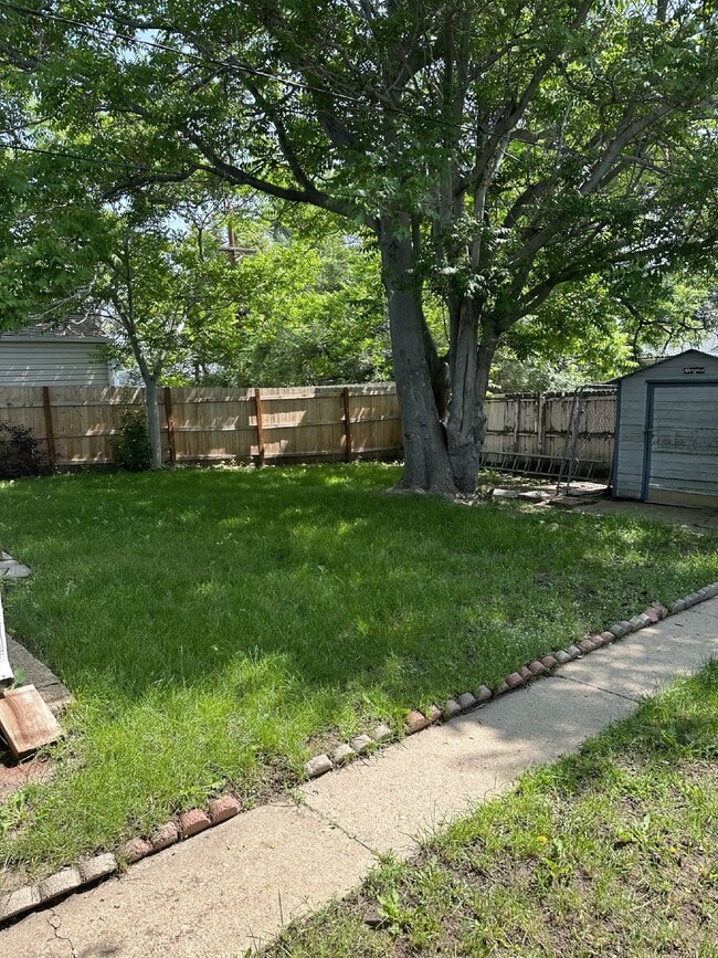Building Photo - Don't Miss Out This 3 Bed/1 Bath Home in C...