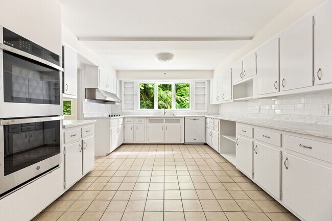 Building Photo - 18 Hemlock Dr