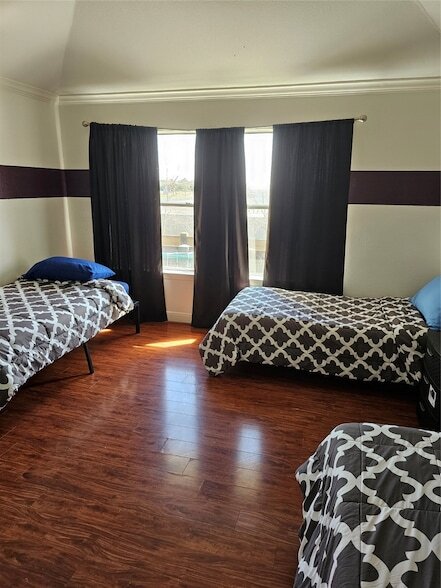 Building Photo - 1211 Lark Ln