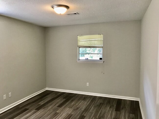 Building Photo - Newly Remodeled Duplex 2Bed/1Bath Off HWY 58!