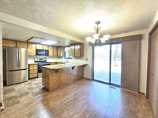 Building Photo - 6902 N Old Fort Dr