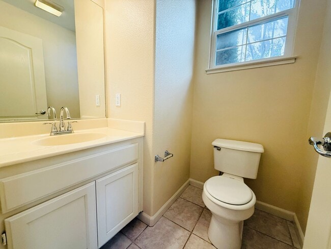 Building Photo - Beautiful 3 Bed 2.5 Bath Santa Clara Townh...