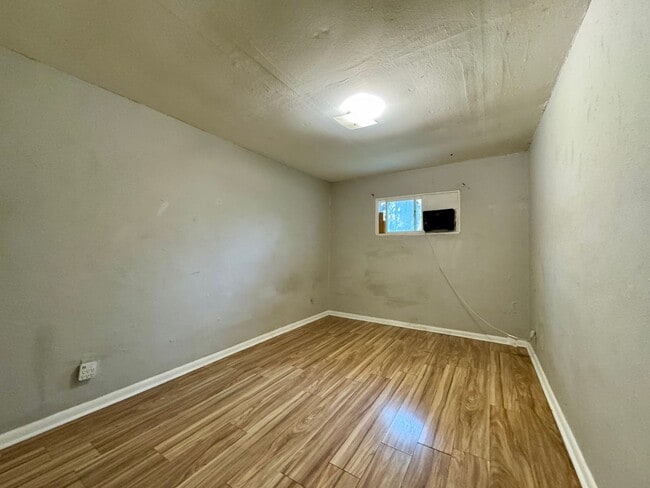 Building Photo - 708 W 47th St