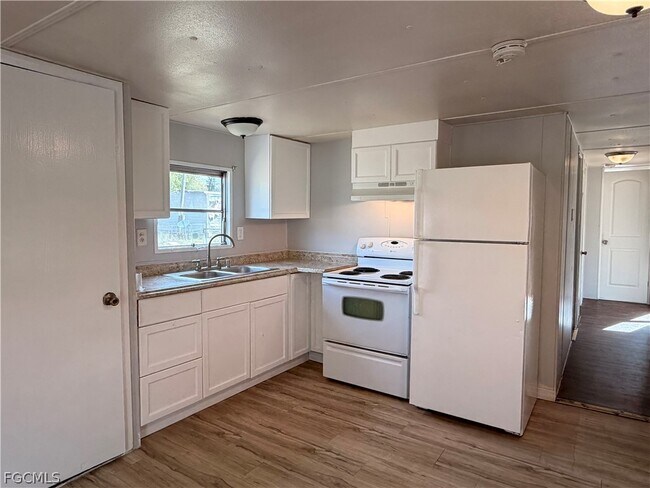 Building Photo - 7897 Suncoast Dr