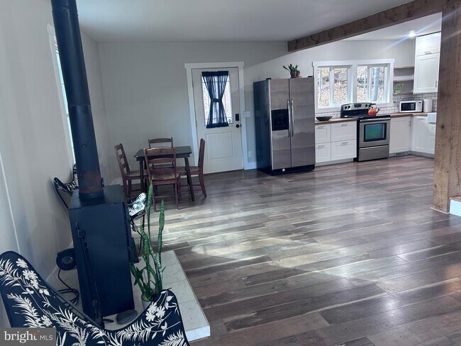 Building Photo - 132 Pinecrest Ln