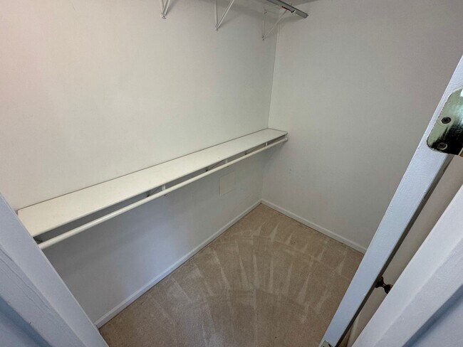 Building Photo - Spacious 2 Primary Beds 1 Den 3.5 Bath Townhome In Vibrant Sycamore Hill