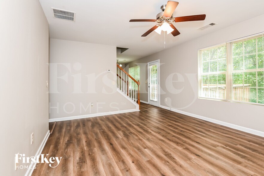 Building Photo - 380 Pine Tree Dr