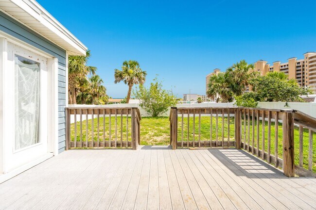 Building Photo - Welcome to the World's Most Famous Beach