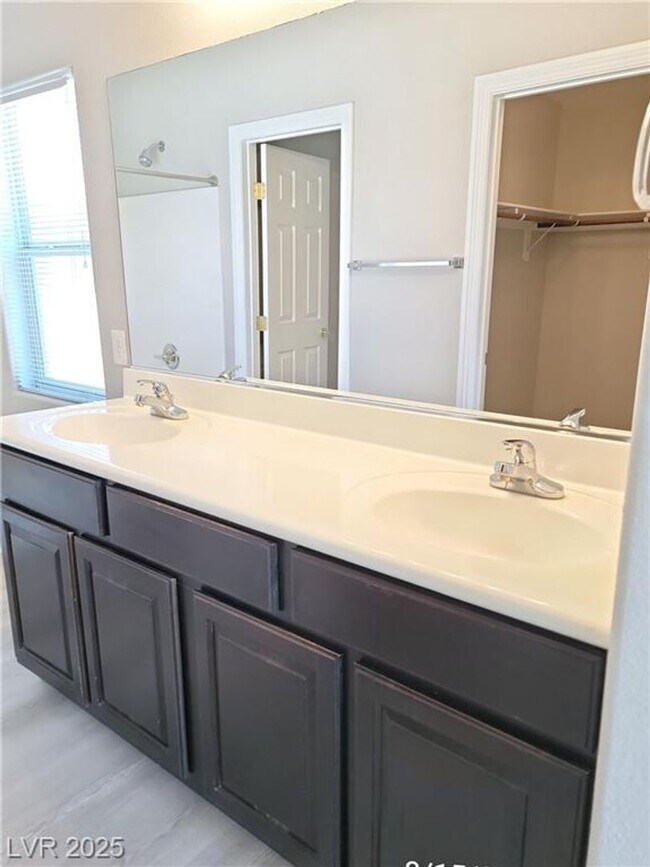 Building Photo - FANTASTIC TOWNHOME - POPULAR FLOORPLAN!! M...