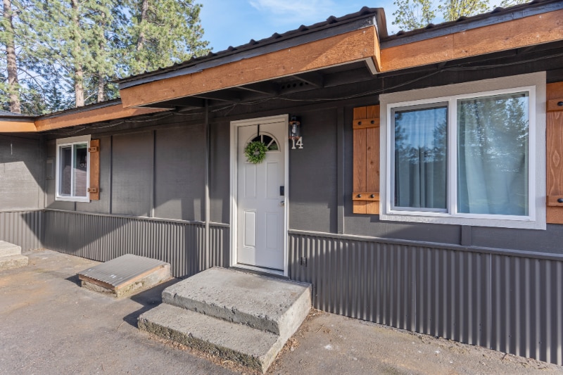 Building Photo - 661 8th Ave E N