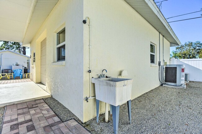 Building Photo - 896 S Venice Blvd