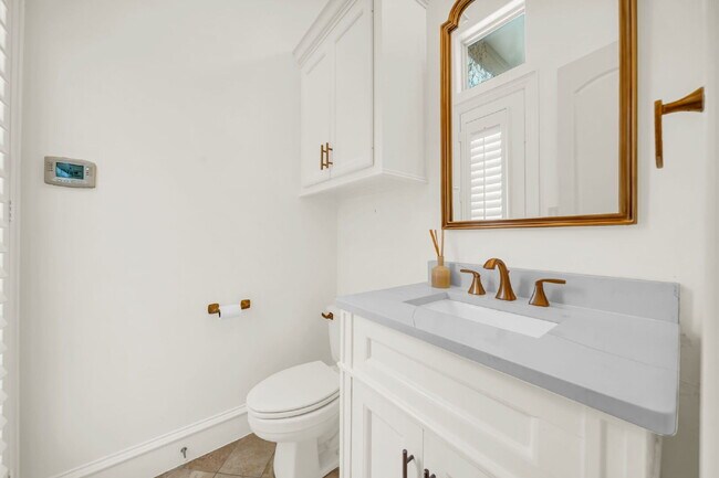 Building Photo - Exceptional 5-bedroom home (2 down) in desirable Woodlands Country Club with landscape & pool mai...