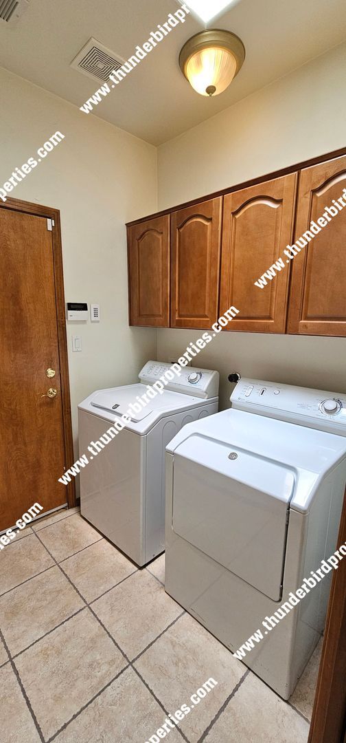 Building Photo - Beautiful and Spacious in NE Heights Gated...
