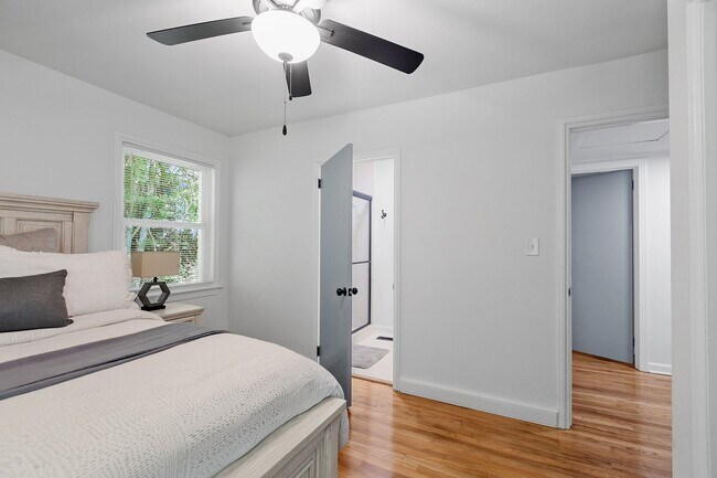 Building Photo - 3 bedroom 2 bath house 1-car garage walk to TMH!! Available in MAY!