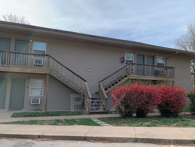 Building Photo - 928 N Goetz Blvd
