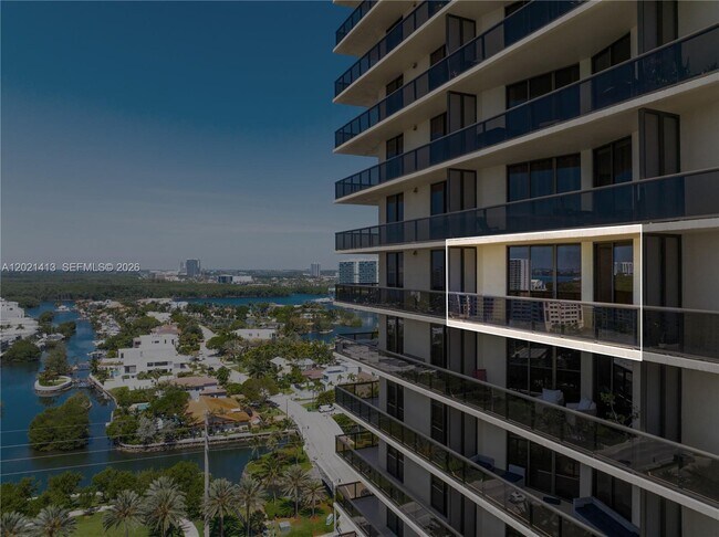 Building Photo - 16275 Collins Ave