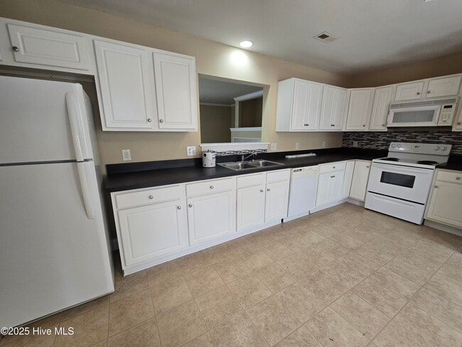 Building Photo - 4009 Lucerne Ct
