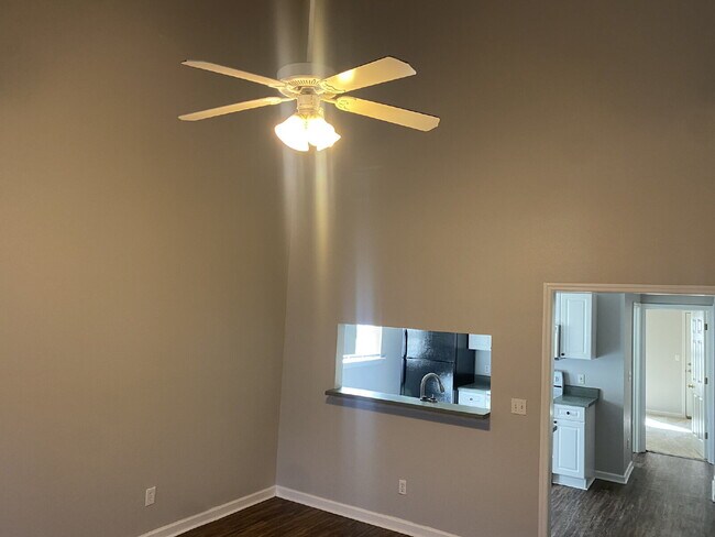 Building Photo - Beautiful 3 Bedroom 3 Bath