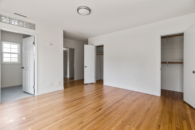 Large ensuite master bedroom with three closets - 2451 22nd St