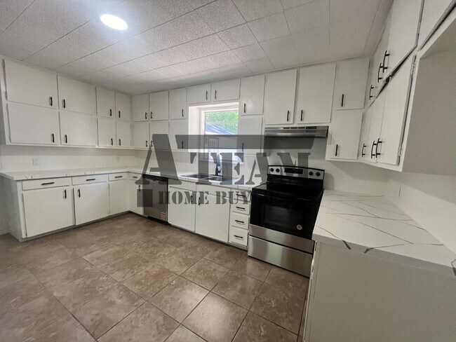 Building Photo - Remodeled 3 Bedroom 2 Bathroom