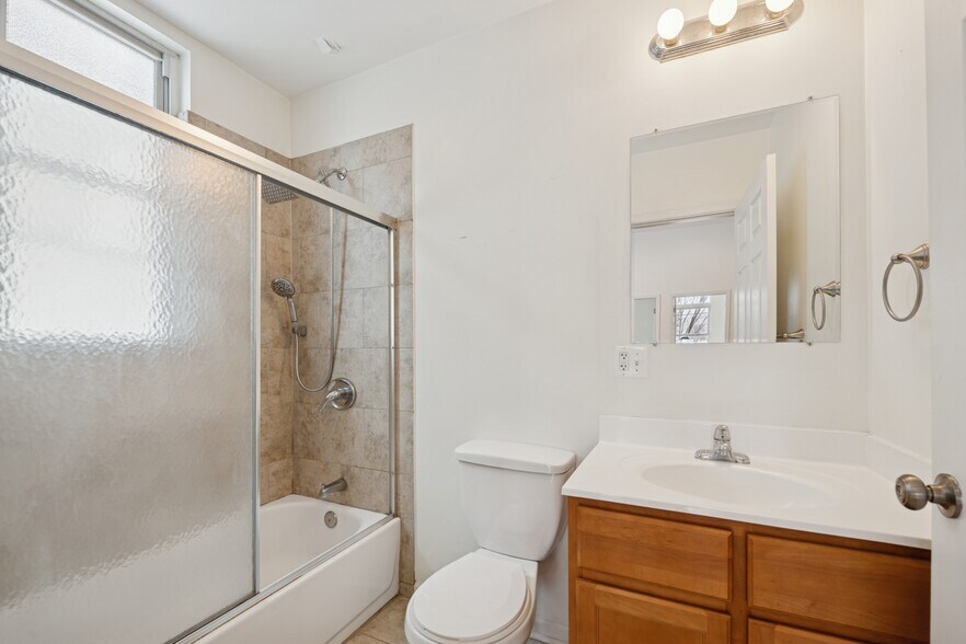 Building Photo - 2712 W North Ave