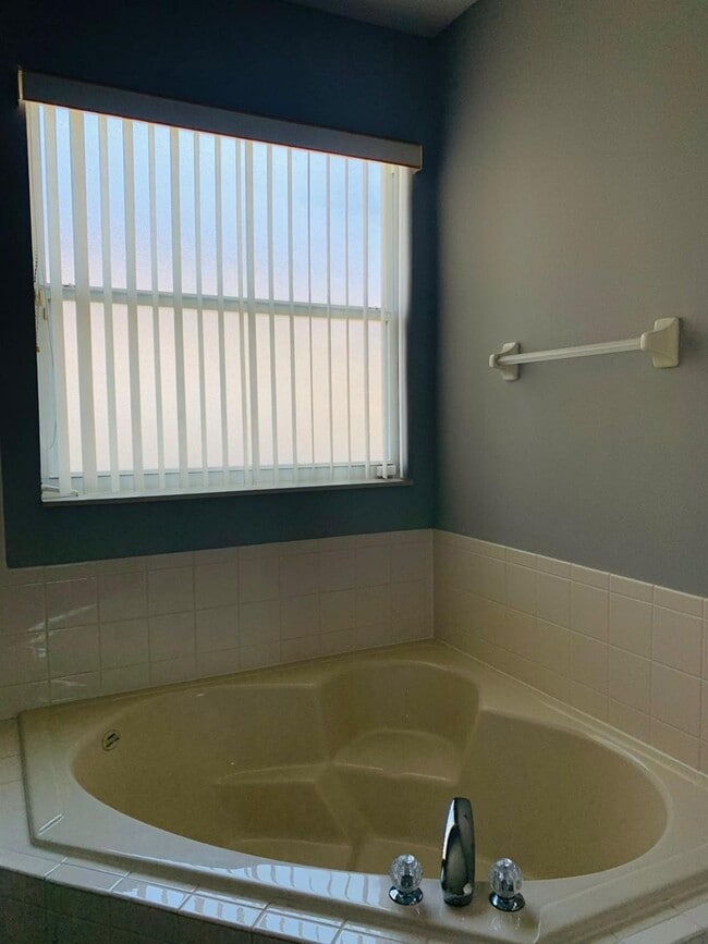 Building Photo - Beautiful 4 bed 3 bath plus Office and Pri...