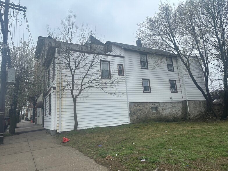 Building Photo - 21 Drake Ave