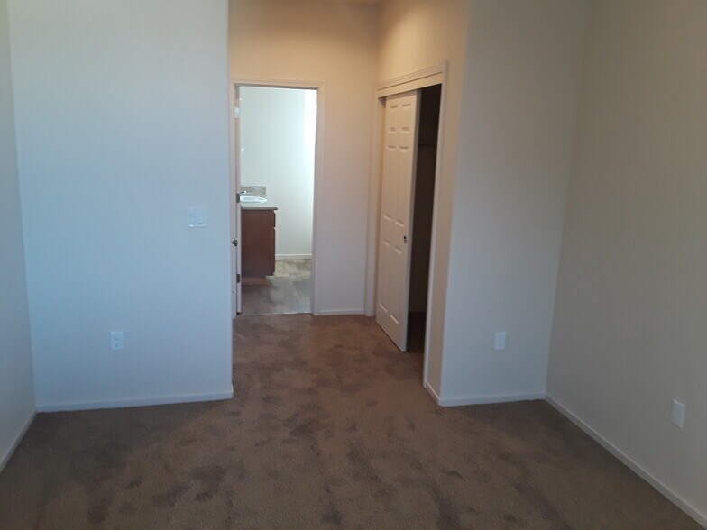 Building Photo - 1005 W 6th St