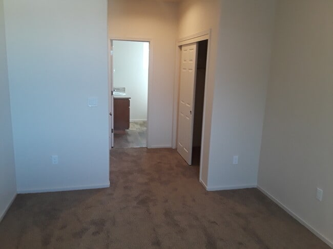 Building Photo - 1005 W 6th St