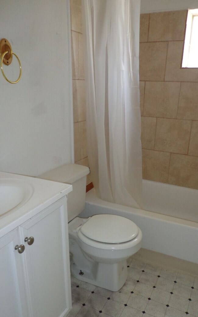 Building Photo - Charming 2 Bedroom 1 Bath Home In Mayer!