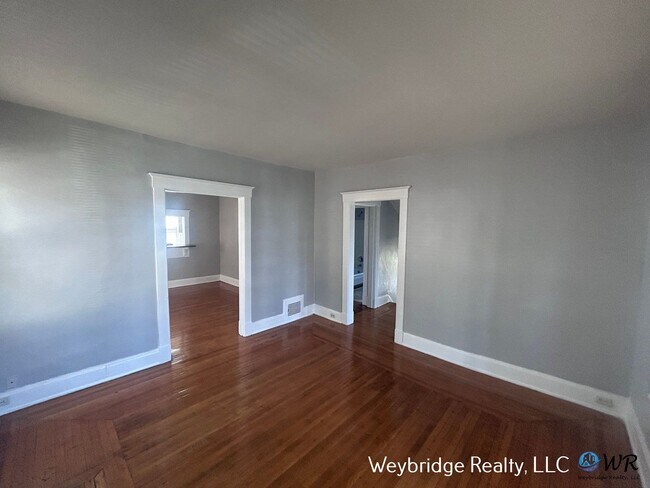 Building Photo - 862 Academy Ave