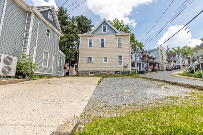 Building Photo - 385 Forest Ave