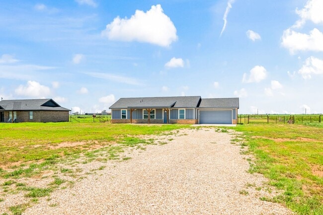 Building Photo - 3 Bedroom 2 Bathroom Home on 1 Acre Lots!